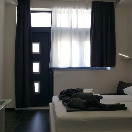 Grey House Hotel *